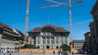 Die Schweizerische Nationalbank, davor stehen zwei Kräne. 
