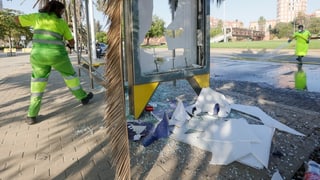 Stadtreinigung kehrt den Müll zusammen.