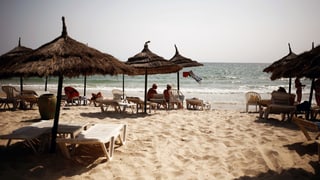 Badegäste an einem Strand von Sousse, Tunesien