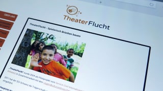 Der Screen eines Tablets, auf dem die Website www.theaterflucht.ch aufgerufen wurde.