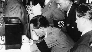 Joseph Goebbels an einem Radio.