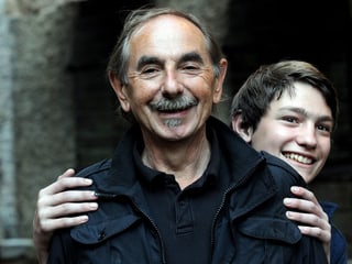 Xavier Koller und Fynn Henkel als Giorgio spassen während den Dreharbeiten.