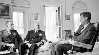 Kennedy bespricht mit Offizieren die Lage. Kennedy bespricht mit Offizieren die Lage.