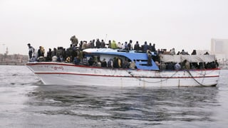 Flüchtlinge auf einem Boot im Mittelmeer