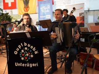 Drei Musikanten mit Klarinette, Akkordeon und Kontrabass.