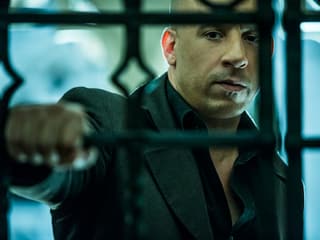 Vin Diesel hinter einer Gittertür.