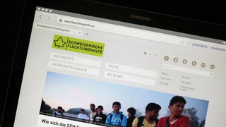 Der Screen eines Tablets, auf dem Website flüchtlingshilfe.ch aufgerufen wurde
