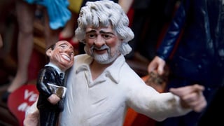 Berlusconi und Grillo als Mini-Figuren im Gartenzwegformat. Berlusconi und Grillo als Mini-Figuren im Gartenzwegformat.