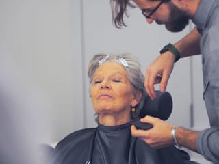 Margrit Bischofberger wird in der Maske geschminkt.