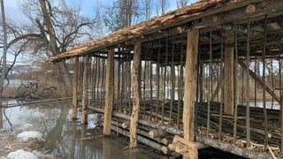 Halbfertiges Holzhaus im Wasser. Halbfertiges Holzhaus im Wasser.