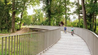 Zwei Kinder auf einer Brücke im Murg-Auen-Park.