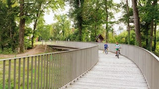 Zwei Kinder auf einer Brücke im Murg-Auen-Park. Zwei Kinder auf einer Brücke im Murg-Auen-Park.
