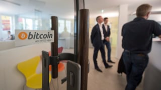 Bitcoin-Kleber an Türe der Zuger Stadtverwaltung. 