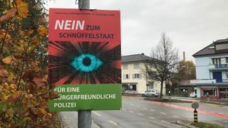 Plakat mit der Aufschrift Nein zum Schnüffelstaat Plakat mit der Aufschrift Nein zum Schnüffelstaat