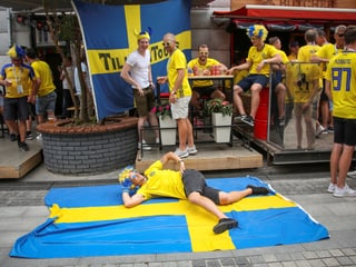 Schweden wirft sich vor dem Duell mit Deutschland schon mal in Siegespose.