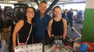 Familie hinter Flohmarktstand Familie hinter Flohmarktstand
