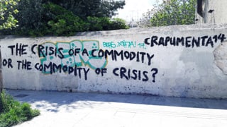 Eine Wand, auf der steht: «The crisis of a commodity or the commodity of crisis?». Eine Wand, auf der steht: «The crisis of a commodity or the commodity of crisis?».