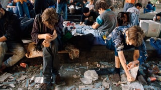 Fixer sitzen am Boden im Dreck und spritzen sich Heroin. Fixer sitzen am Boden im Dreck und spritzen sich Heroin.