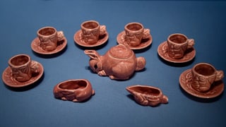 Pinke kleine Teetassen und Kanne in Hasen-Form
