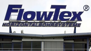 Ein Firmenschild auf dem Dach des FlowTex-Gebäudes.