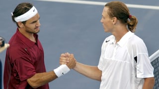 Handschlag am Netz zwischen Roger Federer und Tomas Berdych.