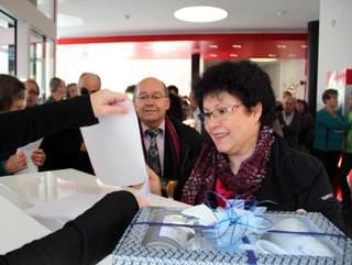 Frau am Schalter