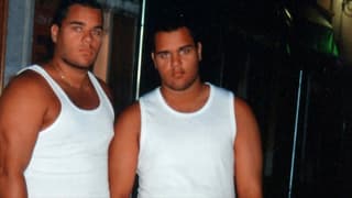 zwei junge Männer in weissen Tanktops zwei junge Männer in weissen Tanktops