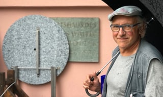 Wolfang Steiger steht vor der Mittelholzer-Gedenktafel an der Augustinergasse in St. Gallen. Wolfang Steiger steht vor der Mittelholzer-Gedenktafel an der Augustinergasse in St. Gallen.