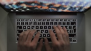 Hände über einer Computertastatur