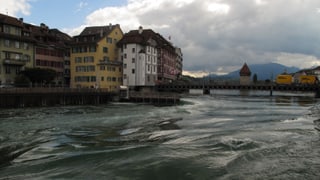 Das offene Reusswehr von Luzern.