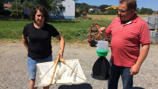 Zwei Personen mit Fangeinrichtungen Zwei Personen mit Fangeinrichtungen