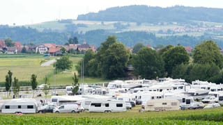Zahlreiche Wohnwagen, im Hintergrund Wileroltigen Zahlreiche Wohnwagen, im Hintergrund Wileroltigen