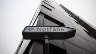 Symbolbild: Wegweiser an einem Hochhaus, an dem steht: «Notfälle». Symbolbild: Wegweiser an einem Hochhaus, an dem steht: «Notfälle».