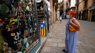 Frau mit Maske in Barcelona