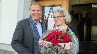 Die beiden vor dem Gemeindehaus Köniz, Berlinger mit einem Strauss roter Rosen