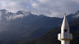 Minarett einer Moschee vor einer Bergkette in Telfs im österreichischen Bundesland Tirol.