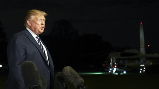 Trump spricht vor Mikros. Trump spricht vor Mikros.