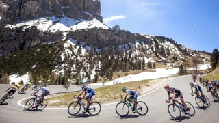 Radfahrer während dem Giro 2016 in einer Abfahrt.