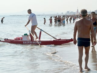 Viele Leute am Strand von Rimini.