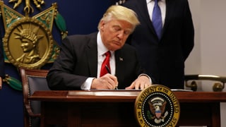 Donald Trump unterzeichnet erneut ein Dekret für ein Einreiseverbot.