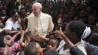 Papst Franziskus inmitten kenianischer Kinder
