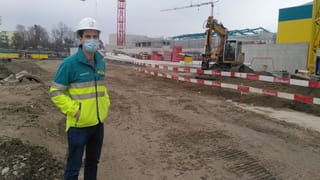 Mann mit Sicherheitsweste auf Baugelaende Mann mit Sicherheitsweste auf Baugelaende