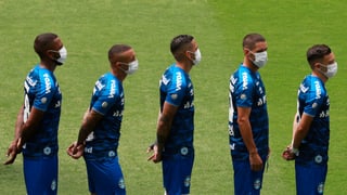 Fussballspieler mit Gesichtsmaske