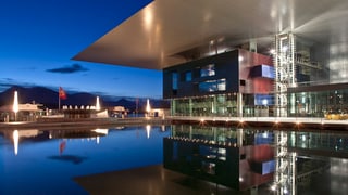 Das Kultur- und Kongresszentrum Luzern in der Abenddämmerung. 