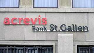 Das Logo der Acrevis-Bank an einem Gebäude.