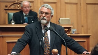 Matthey gibt seinen Verzicht am Rednerpult im Nationalratssaal bekannt. Matthey gibt seinen Verzicht am Rednerpult im Nationalratssaal bekannt.