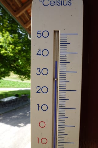 Ein Thermometer zeigt knapp über 35 Grad.
