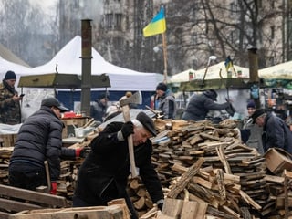 In Kiew werden neue Barrikaden und Verteidigungslinien errichtet. 