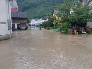 Überflutete Strassen in Glarus.