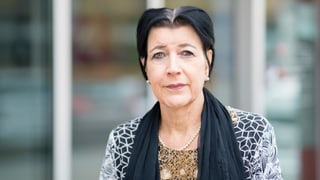 Porträt einer Frau mit dunklen Haaren und Halstuch. Porträt einer Frau mit dunklen Haaren und Halstuch.